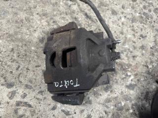суппорт передний правый Toyota Yaris XP130 2013, 477300D070